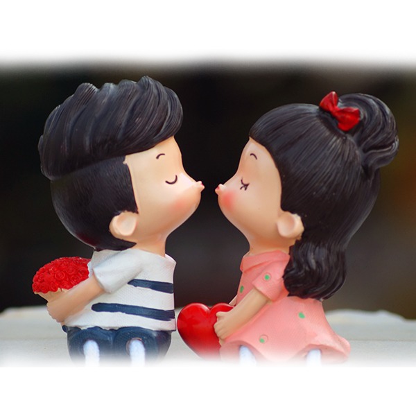 Style My Home Cute Kissing Couples with Hanging Legs, Couple Statues